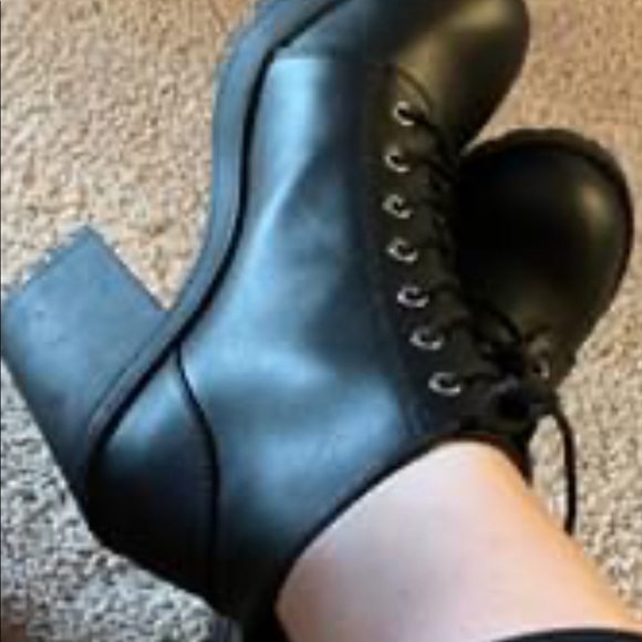 Lace up heeled booties - Picture 2 of 3